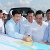 Chủ tịch nước Trương Tấn Sang xem bản đồ về Dự án đê biển Gò Công. (Ảnh: Nguyễn Khang/TTXVN)