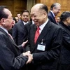 Phó Thủ tướng kiêm Ngoại trưởng Thái Lan Surapong Tovichakchaikul (phải) và người đồng cấp Campuchia Hor Namhong tại phiên điều trần ngày 15/3. (Ảnh: AFP/TTXVN)