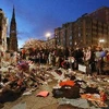 Người dân đặt hoa tưởng niệm các nạn nhân gần nơi xảy ra vụ đánh bom khủng bố. (Ảnh: AFP/TTXVN)