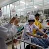 Một bệnh nhân trong tình trạng nguy kịch đang được các bác sỹ theo dõi tại khoa Hồi sức tích cực và chống độc - Bệnh viện Đa khoa tỉnh Hà Giang. (Ảnh: Minh Tâm/TTXVN)