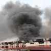 Hiện trường vụ cháy gây náo loạn tại Khu công nghiệp Sóng Thần, Bình Dương. (Ảnh: Dương Chí Tưởng/Vietnam+) 