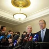 Chủ tịch Hội đồng châu Âu Thorbjorn Jagland (thứ hai, phải) và Ngoại trưởng Nga Sergei Lavrov (phải) trong cuộc họp báo bên lề hội nghị. (Ảnh: AFP/TTXVN)