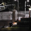 Đội phản ứng nhanh kiểm tra chiếc xe chen vào cổng Đại sứ quán Mỹ.(Ảnh: smh.com.au)