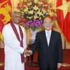 Chủ tịch Quốc hội Nguyễn Sinh Hùng đón Chủ tịch Quốc hội Sri Lanka Chamal Rajapaksa. (Ảnh: Nhan Sáng/TTXVN)
