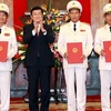 Chủ tịch nước Trương Tấn Sang trao Quyết định thăng hàm Thượng tướng. (Ảnh: Doãn Tấn/TTXVN)