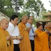 Phó Thủ tướng Nguyễn Thiện Nhân dự lễ cầu siêu ở Bến Dược. (Ảnh: TTXVN)