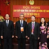 Chủ tịch Tổng Liên đoàn Lao động Việt Nam khóa XI Đặng Ngọc Tùng (thứ 3 từ trái sang) và các Phó Chủ tịch.(Ảnh: Lâm Khánh/TTXVN)