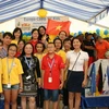 Đoàn Việt Nam chụp ảnh lưu niệm cùng đại diện Đại sứ quán Việt Nam tới dự trại hè. (Ảnh: Thanh Hải/Vietnam+)