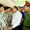 Phó Thủ tướng Nguyễn Xuân Phúc kiểm tra nơi lao động, học tập, sinh hoạt của phạm nhân. (Ảnh: Doãn Tấn/TTXVN)