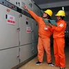 Nhân viên Điện lực Hà Nội kiểm tra công tác đảm bảo điện kỳ họp 6 QH 13. (Ảnh: Mạnh Khánh/Vietnam+)