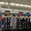 Ông Nguyễn Quốc Tuấn (thứ 5 từ trái sang) bắt tay hợp tác với Giám đốc Dịch vụ sân bay Lui Chi On của Jardine Airport Services Limited. (Ảnh: Hà Ngọc/Vietnam+)