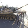 Xe quân sự của quân đội Ai Cập được triển khai gần dinh Tổng thống ngày 6/12. (Nguồn: AFP/TTXVN)