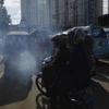 Khí thải được thấy từ một chiếc xe dừng lại tại đèn giao thông ở Jakarta, Indonesia. (Nguồn: Reuters)