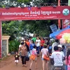 Dù thời tiết không thuận lợi, vẫn có rất đông người dân Kampong Speu đến với Hội chợ Triển lãm Thương mại Hữu nghị Kampong Speu-Vĩnh Long 2012. (Ảnh: Xuân Khu/Vietnam+)