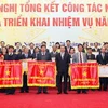 Phó Thủ tướng Vũ Văn Ninh trao Cờ thi đua của Chính phủ cho các đơn vị dẫn đầu trong phong trào thi đua năm 2012. (Ảnh: Dương Giang/TTXVN)