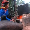 Đun nước chuẩn bị mổ lợn ăn Tết (Ảnh: Mai Anh/Vietnam+)
