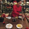 Giới thiệu nghệ thuật pha trà trong lễ khai mạc chương trình "Hoạt động văn hóa Trà Việt - (Ảnh: Thu Cúc)
