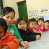 Cô giáo Hoàng Thị Hiếu đang dạy các bé tại trường mầm non Hoa phong ba, đảo Cồn Cỏ (Ảnh: Thông Chí/Vietnam+)