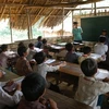 Dựng lán dạy chữ ở Tà Mít (Ảnh: Chí Bách/Vietnam+)