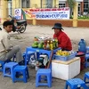 Dịch vụ ăn theo nổ rộ theo AFF Suzuki Cup. (Ảnh: Tây Nam/Vietnam+)