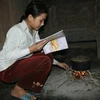 Em Vũ Thị Lệ Chi vừa học vừa giúp mẹ việc nhà. (Ảnh: Ngọc Cương/ Vietnam+)