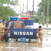 Lực lượng Công an đưa hàng cứu trợ cho nhân dân vùng lũ. (Ảnh: Hồ Cầu/TTXVN) 