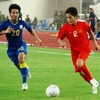 Đội U19 Việt Nam (áo đỏ) hoàn toàn lép vế trước U19 Thái Lan (áo xanh). (Ảnh: TT&VH)