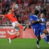 Javier Saviola của Benfica ghi bàn vào lưới Everton ở vòng bảng Europa League. (Ảnh: AP)