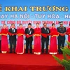 Chủ tịch nước Nguyễn Minh Triết cùng các đại biểu cắt băng khai trương đường bay mới tại sân bay Đông Tác (Tuy Hòa). (Ảnh: Hồng Kỳ/TTXVN) 