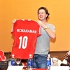 Steve McManaman giới thiệu chiếc áo đấu của đội cựu ngôi sao Liverpool tại buổi họp báo. (Ảnh:Quốc Khánh/TTXVN)