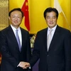 Ngoại trưởng Trung Quốc Dương Thiết Trì (trái) với người đồng cấp Nhật Bản, Katsuya Okada trước cuộc hội đàm. (Ảnh: Reuters)