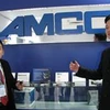 Các kỹ sư của trung tâm đang giới thiệu về chip xử lý của AMCC. (Ảnh:thesaigontimes.vn)