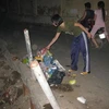 Nhiều người dân Hà Nội vẫn có thói quen vô tư đổ rác trên đường. (Ảnh: tienphong.vn)