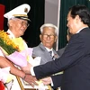 Thủ tướng trao tặng danh hiệu Anh hùng cho Đại tá Ngô Quang Hớn, nguyên Giám đốc Công an tỉnh Kiên Giang. (Ảnh: Đức Tám/TTXVN) 