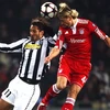 Anatoliy Tymoshchuk của Bayern tranh bóng với Amauri của Juventus (trái). (Ảnh: Getty Images) 