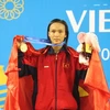 Vận động viên Nguyễn Thị Tuyết Mai trên bục nhận huy chương vàng. (Ảnh: Hoàng Hà/TTXVN) 