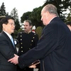 Nhà Vua Tây Ban Nha Juan Carlos đón Chủ tịch nước Nguyễn Minh Triết. (Ảnh: Nguyễn Khang/TTXVN)
