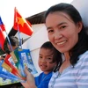 Chị Bích Lệ, một Việt kiều đã xem tất cả các trận đấu bóng đá nữ và nam tại SEA Games khoe những tấm vé đã có được. (Ảnh: TT&VH)