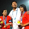 Huấn luyện viên Trần Vân Phát và các nữ học trò trong niềm vui chiến thắng. (Ảnh: TT&VH)
