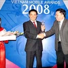 Đại diện công ty MobiFone nhận giải Mạng di động được ưa chuộng nhất năm 2008. (Ảnh: Sâm Huyền/Vietnam+)