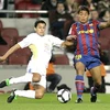 Tài năng trẻ Jonathan dos Santos (áo sẫm) trong màu áo Barcelona. (Ảnh: TT&VH)