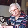 Miep Gies và cuốn Nhật ký Anne Frank. (Ảnh: TT&VH)