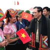 Tổng Bí thư Nông Đức Mạnh thăm đồng bào khu tái định cư Huổi Hao, xã Mường Bú, huyện Mường La . (Ảnh: Đinh Xuân Tuân /TTXVN) 
