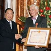 Phó Thủ tướng kiêm Bộ trưởng Ngoại giao Phạm Gia Khiêm trao tặng Huân chương Hữu nghị cho Đại sứ Pháp Hervé Bolot.(Ảnh:Thống Nhất/TTXVN)