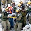 Nhân viên cứu nạn tìm được một người bị thương từ trong đống đổ nát của một tòa nhà ở thủ đô Port-au-Prince (Haiti). (Ảnh: THX/TTXVN) 