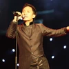 Ca sĩ Tùng Dương trình bày bài hát “Chiếc đồng hồ treo tường". (Ảnh: Trọng Đức/TTXVN) 