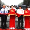 Chủ tịch nước Nguyễn Minh Triết và các đại biểu làm lễ cắt băng thông xe đường Rừng Sác-Cần Giờ (giai đoạn 1). (Ảnh: Hoàng Hải/TTXVN)