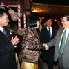 Chủ tịch nước Nguyễn Minh Triết thăm hỏi các kiều bào trong chương trình "Xuân quê hương 2009". (Ảnh: Nguyễn Khang/ TTXVN) 