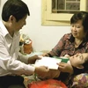 Giám đốc Quỹ "Vì nỗi đau da cam" thuộc TTXVN tặng quà cho gia đình ông Nguyễn Văn Hiền có 2 con bị di chứng chất độc da cam/dioxin. (Ảnh: Dương Ngọc/TTXVN)