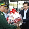 Thủ tướng Nguyễn Tấn Dũng thăm và tặng quà các cơ quan chức năng đang làm nhiệm vụ tại cửa khẩu quốc tế Lao Bảo. (Ảnh: Đức Tám/TTXVN) 